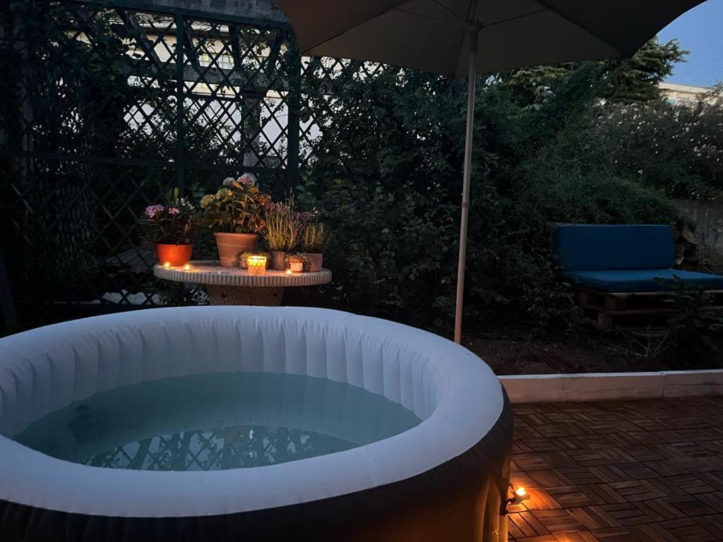 Superbe appartement avec jacuzzi avec jardin privé Lyon Exterior foto